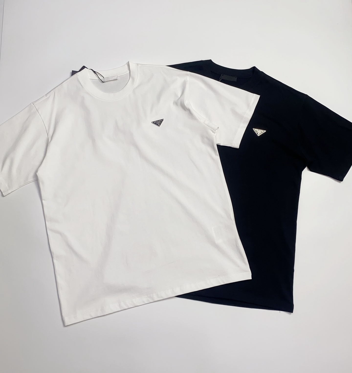 PD普*達 倒三角金屬徽章圓領短袖T恤