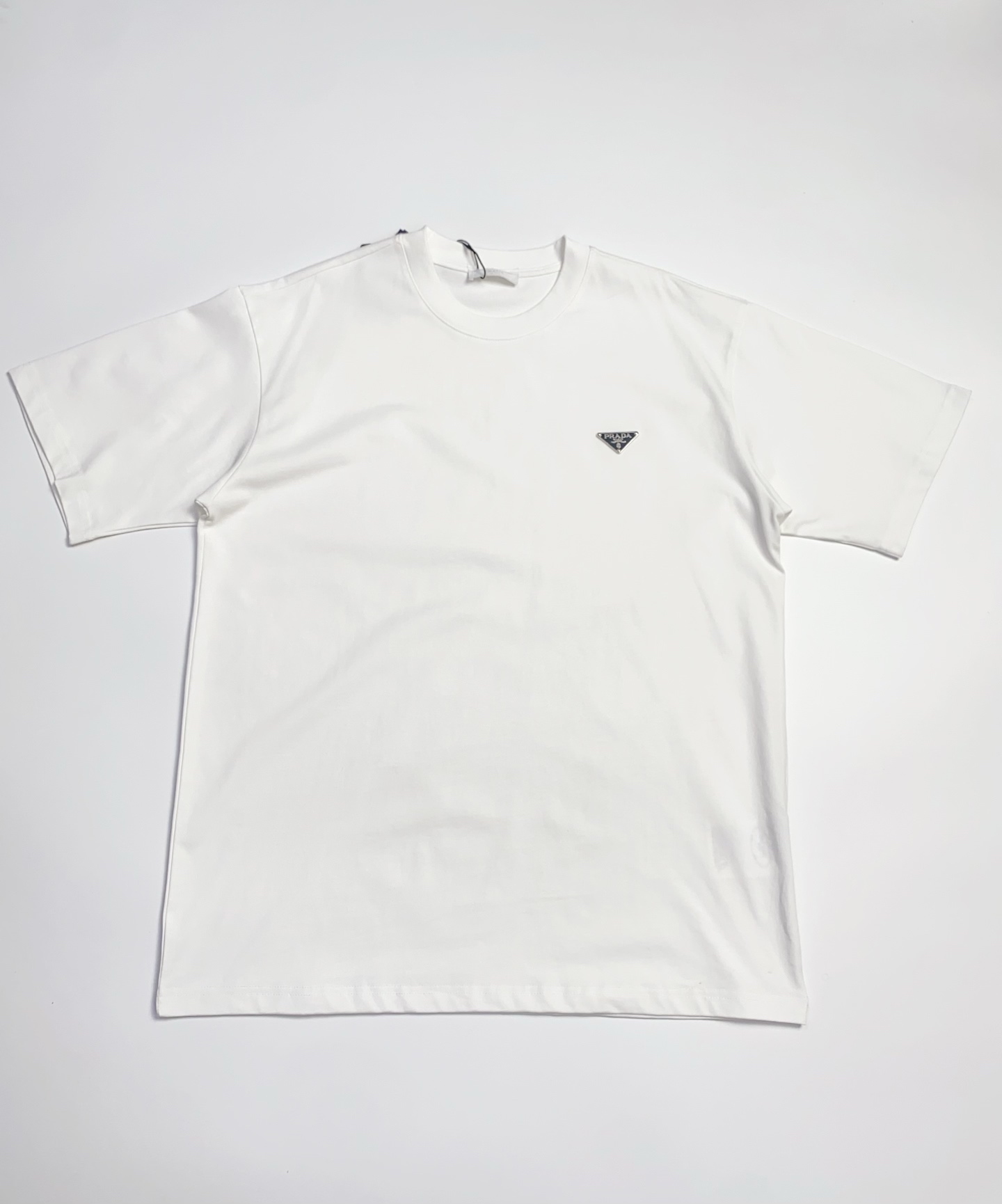 PD普*達 倒三角金屬徽章圓領短袖T恤