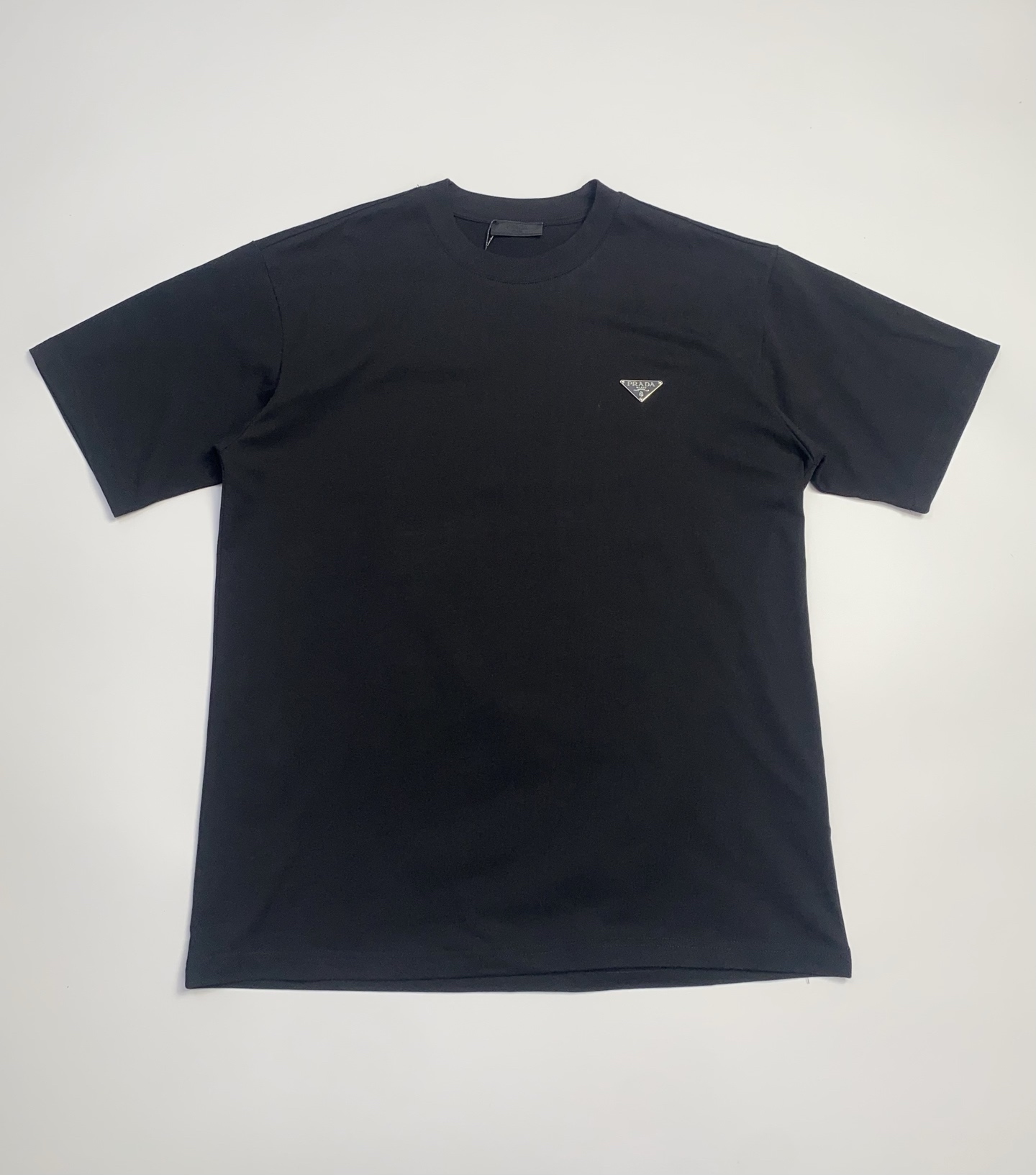 PD普*達 倒三角金屬徽章圓領短袖T恤