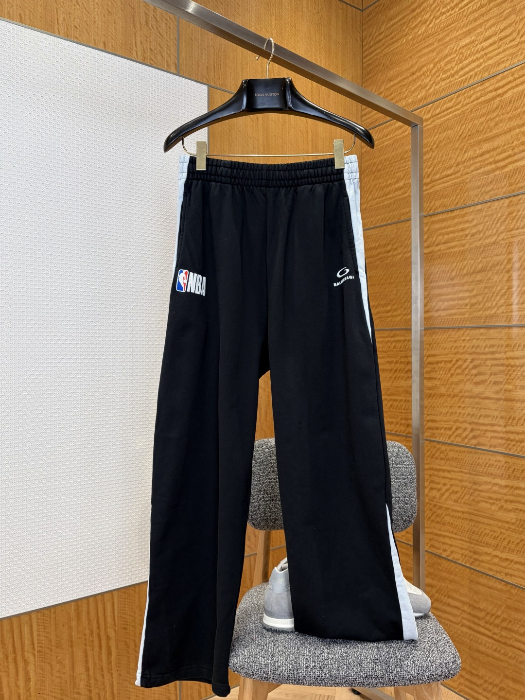 BALENCIAGA巴黎世家NBA聯名刺繡側條衛褲