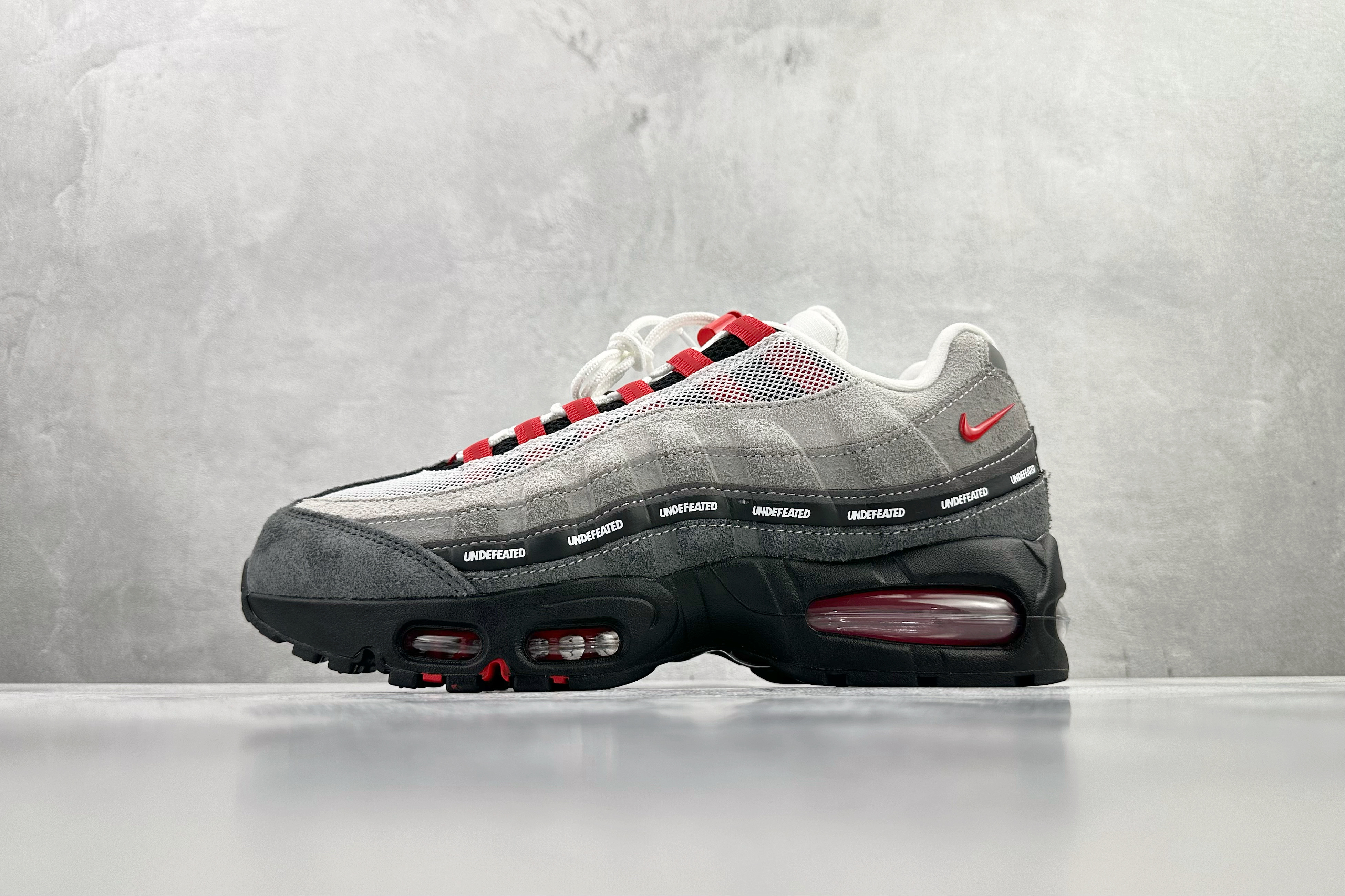 UNDEFEATED x Nike Air Max 95 SP东京限定灰红