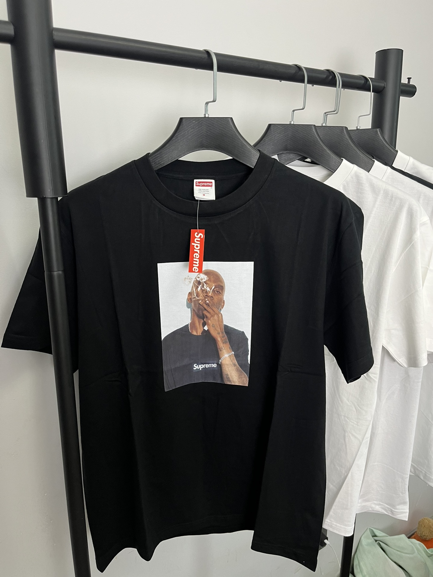 Supreme SS25 WEEK18 Summer Tee 夏季T恤系列 Dean Blunt Tee 迪恩·布朗特人物印花圆领短袖T恤 黑色 白色 包装吊牌贴纸齐全 概率過驗版本