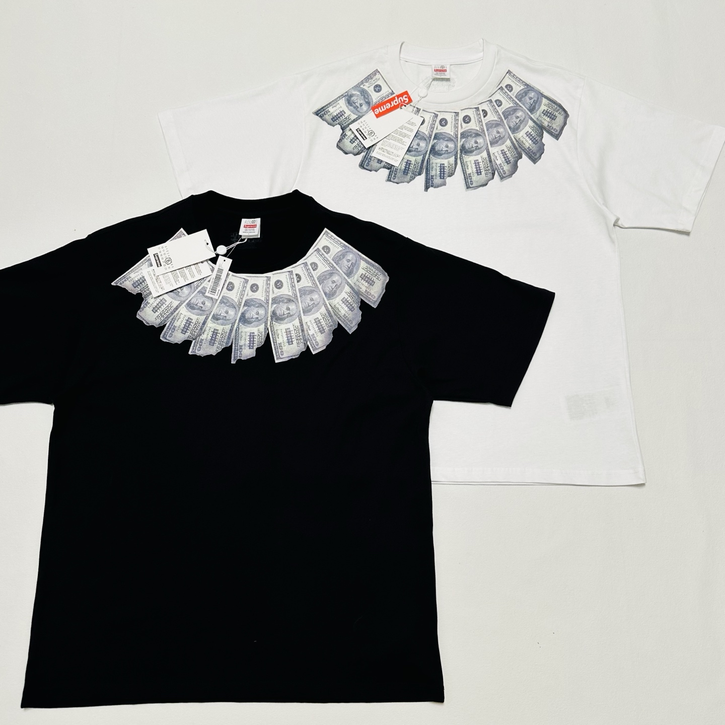 SUPREME X MM6 联名款  SS26 MONEY S/S TOP 马吉拉美金羽毛印花短袖 黑白 