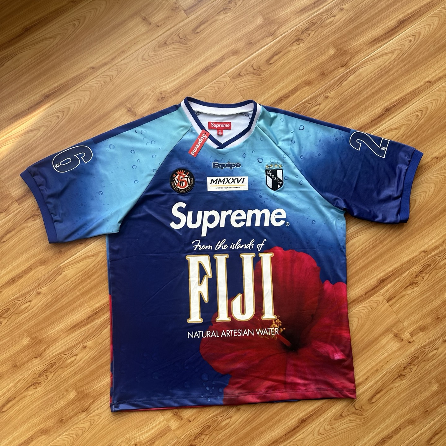 Supreme × FIJI 联名款 SS26 WEEK9 Soccer Short 水滴渐变印花足球套装