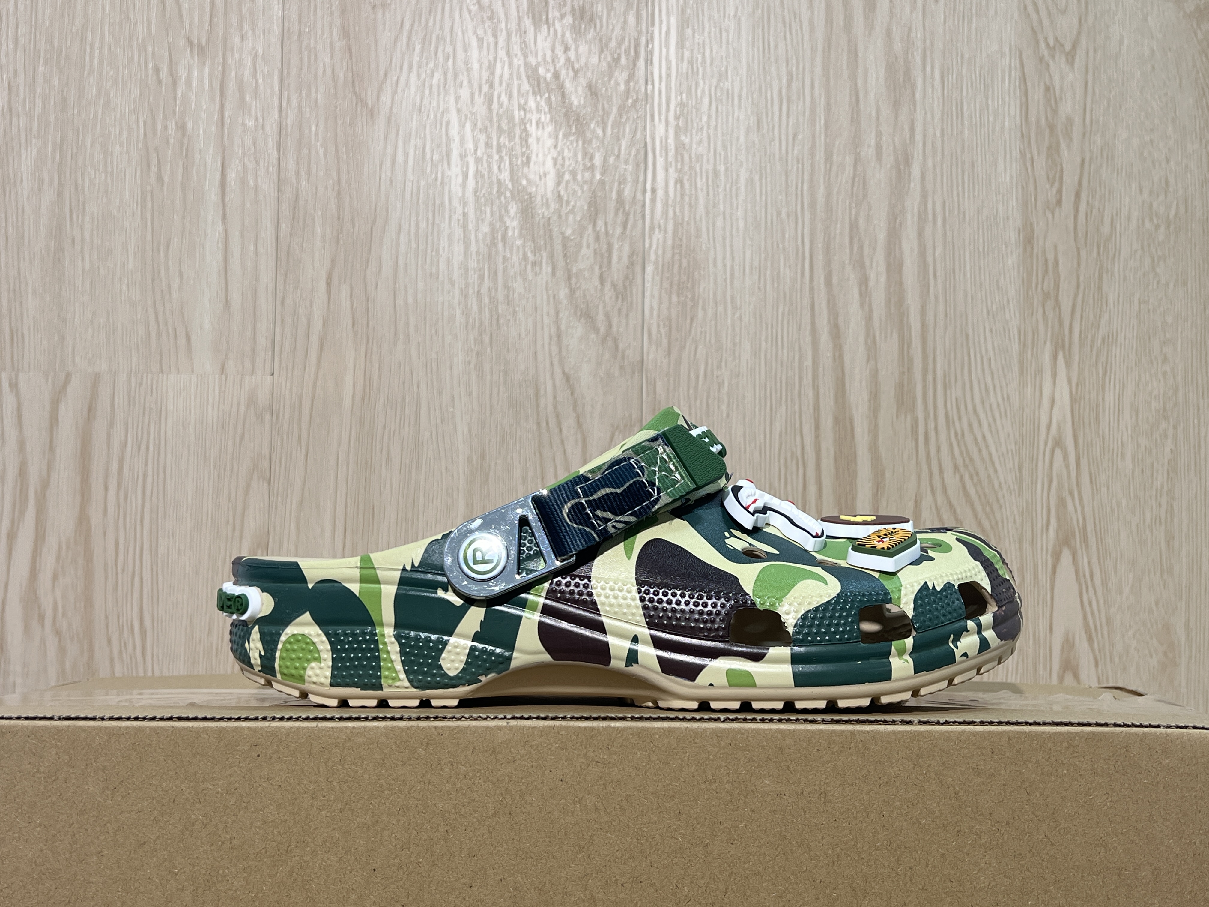  Bape x crocs classic clog 迷彩綠 209627-212