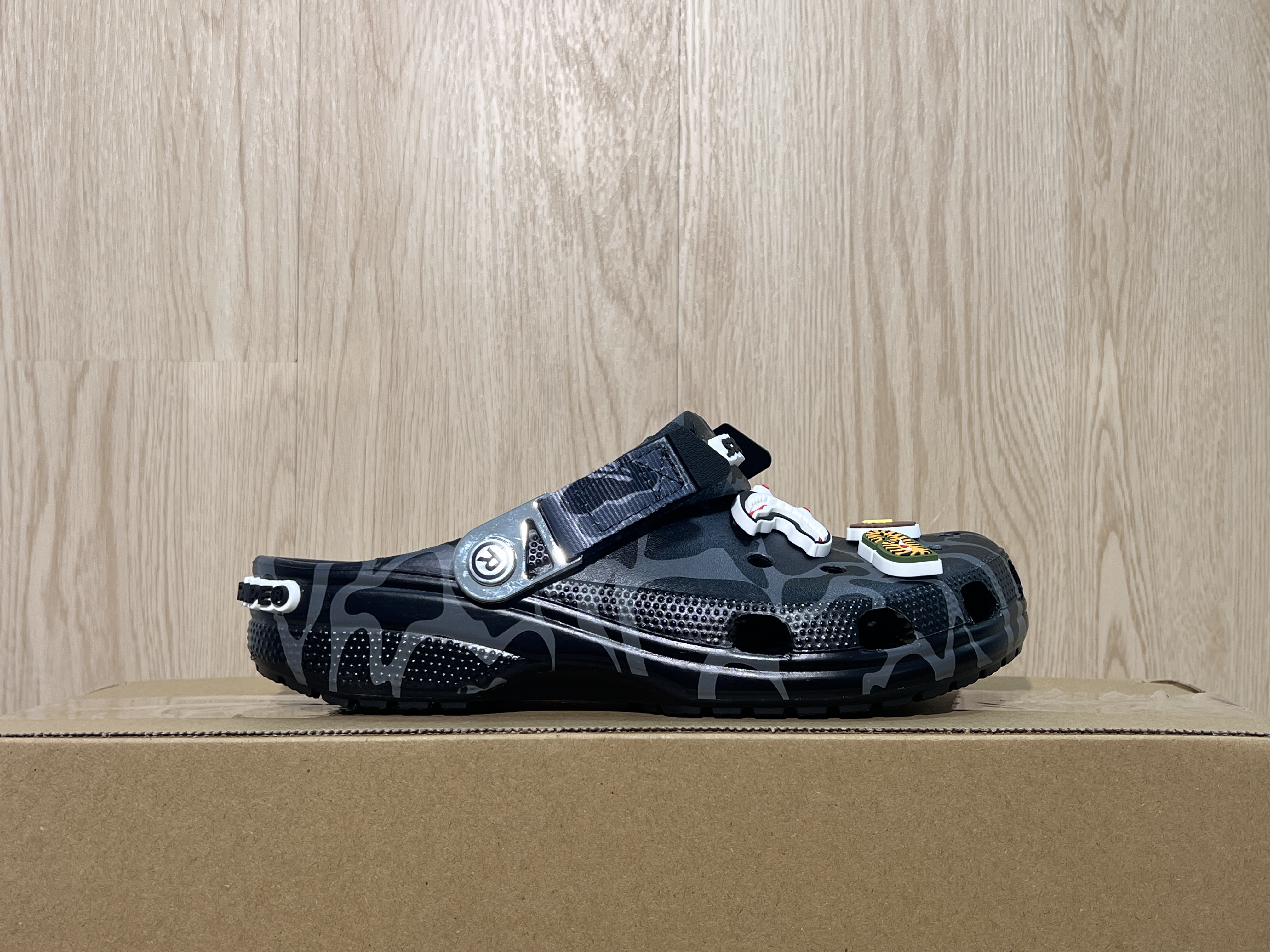 Bape x crocs classic clog 迷彩灰209627-001