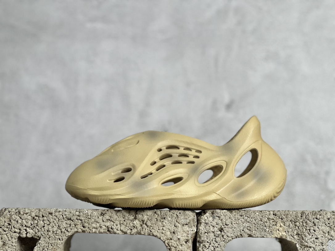 adidas originals Yeezy Foam Runner 系列