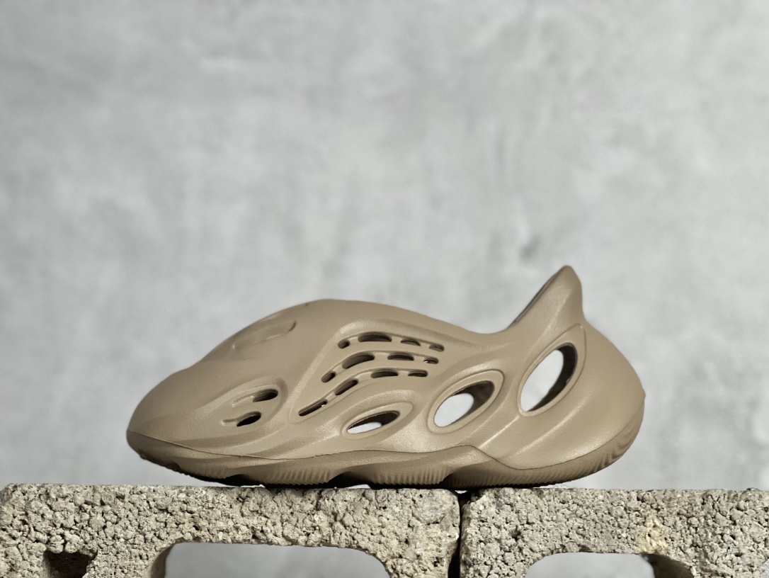 adidas originals Yeezy Foam Runner 系列