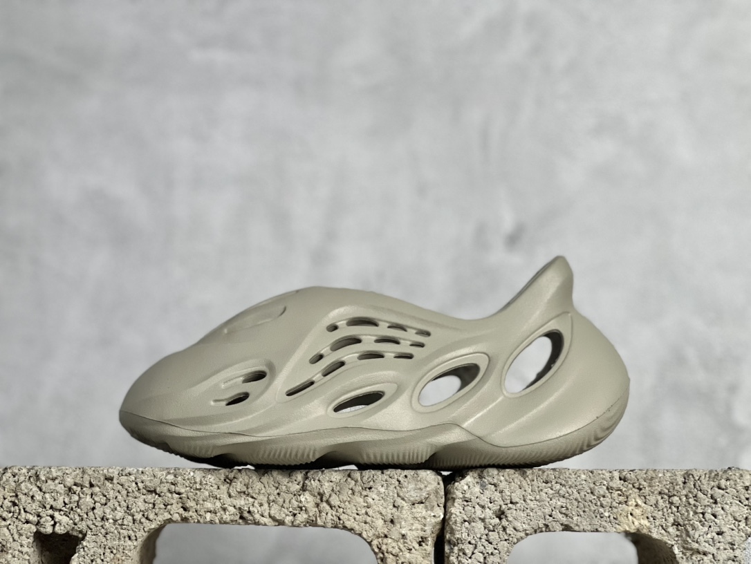 adidas originals Yeezy Foam Runner 系列