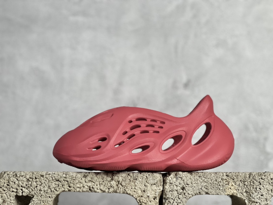 adidas originals Yeezy Foam Runner 系列