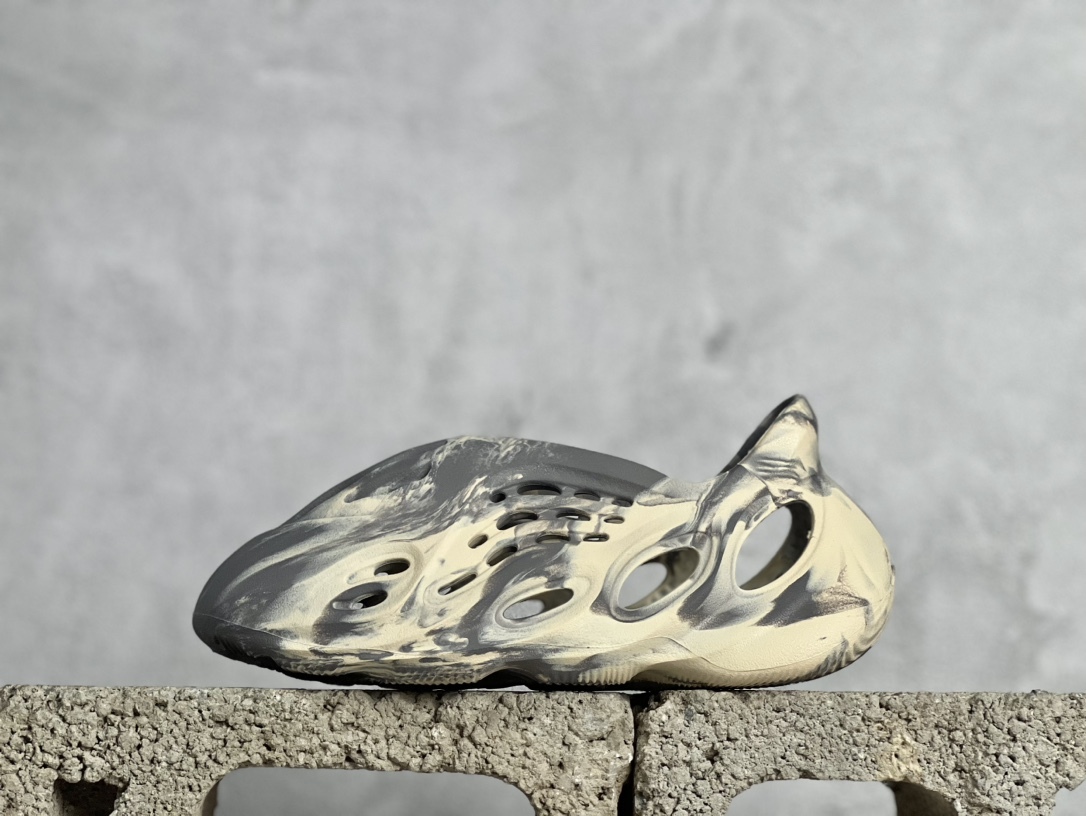 adidas originals Yeezy Foam Runner 系列