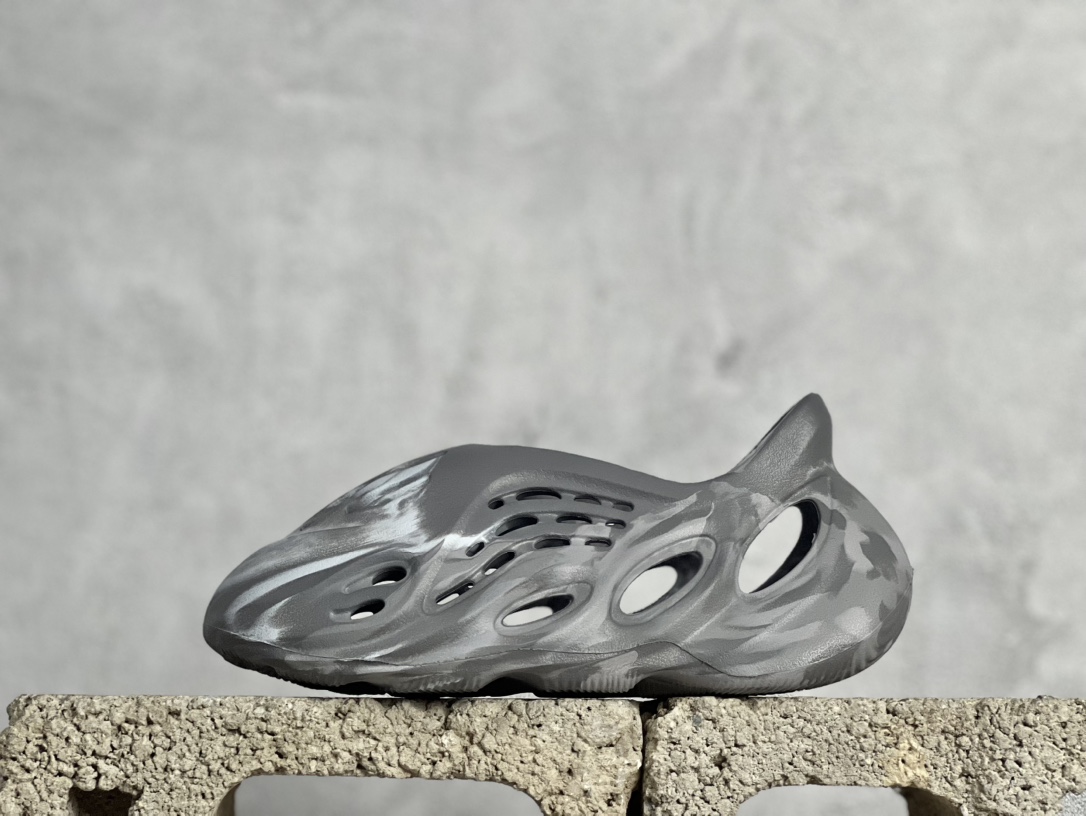 adidas originals Yeezy Foam Runner 系列