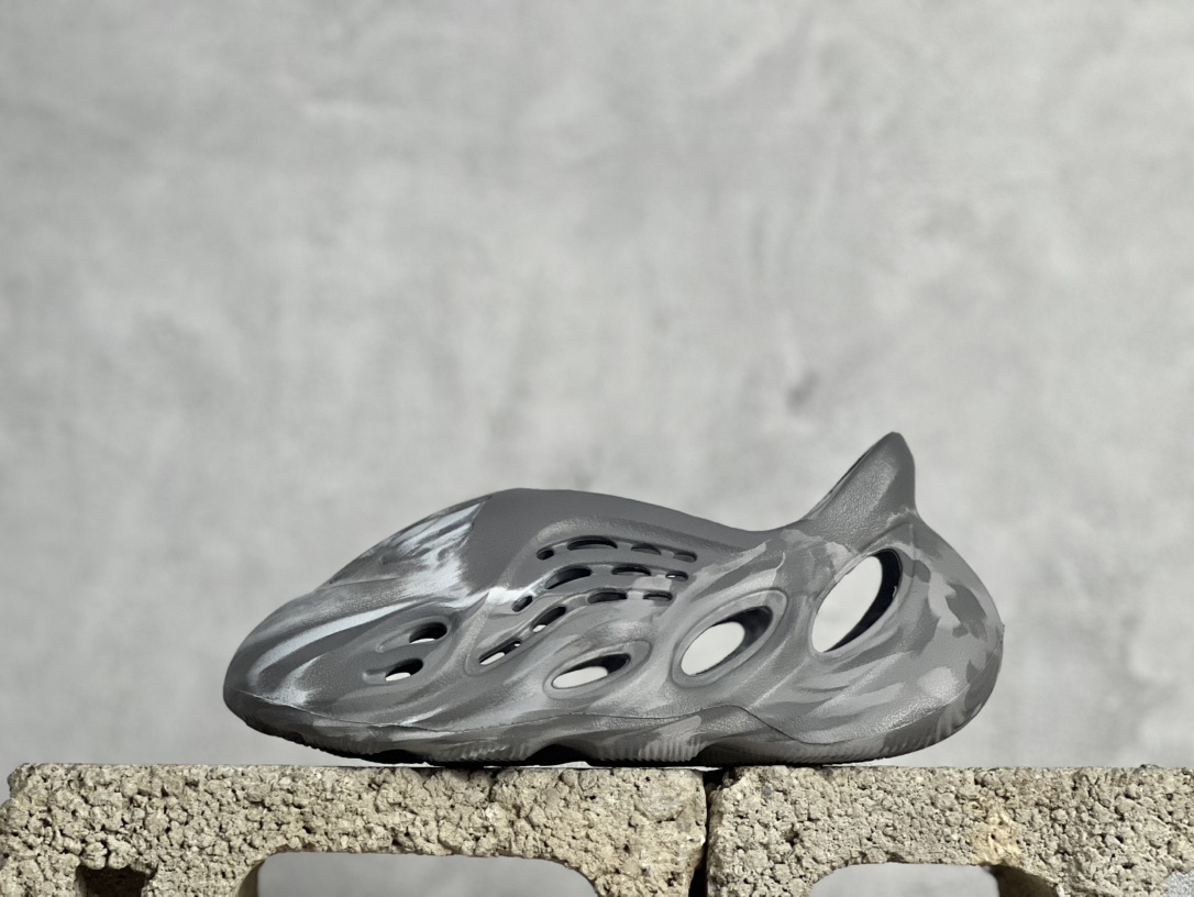 adidas originals Yeezy Foam Runner 系列