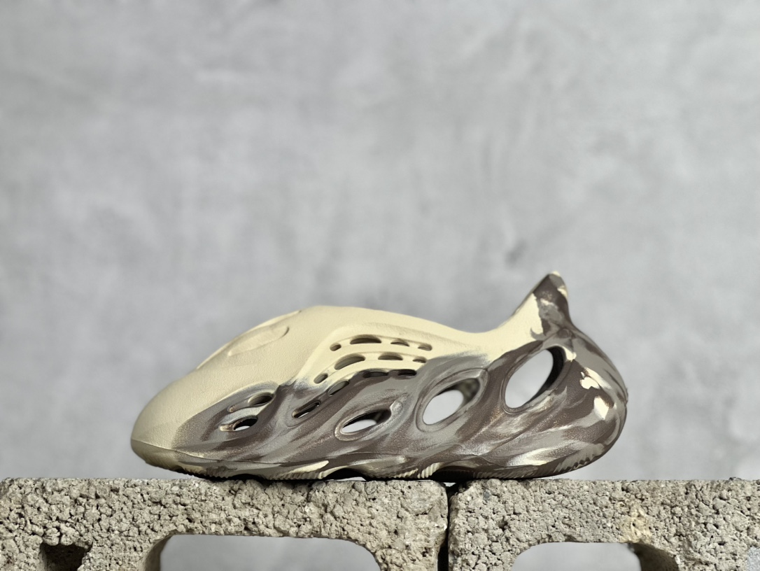 adidas originals Yeezy Foam Runner 系列