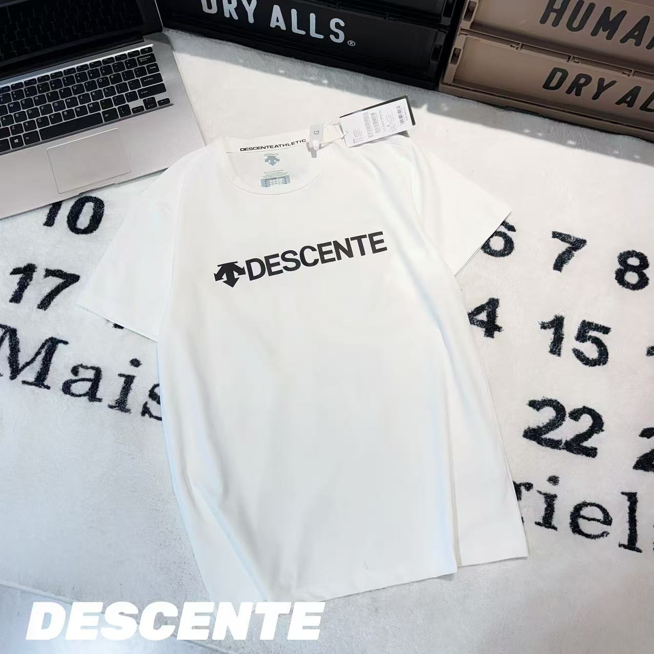 DESCENTE迪桑特胸前硅胶字母短袖 男女同款