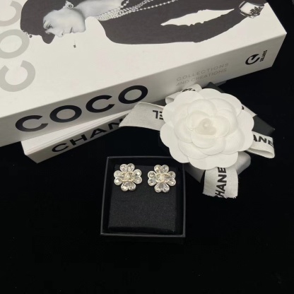 CHANE1 ダブルC 四つ葉のクローバー イヤリング【50％割引+送料無料】