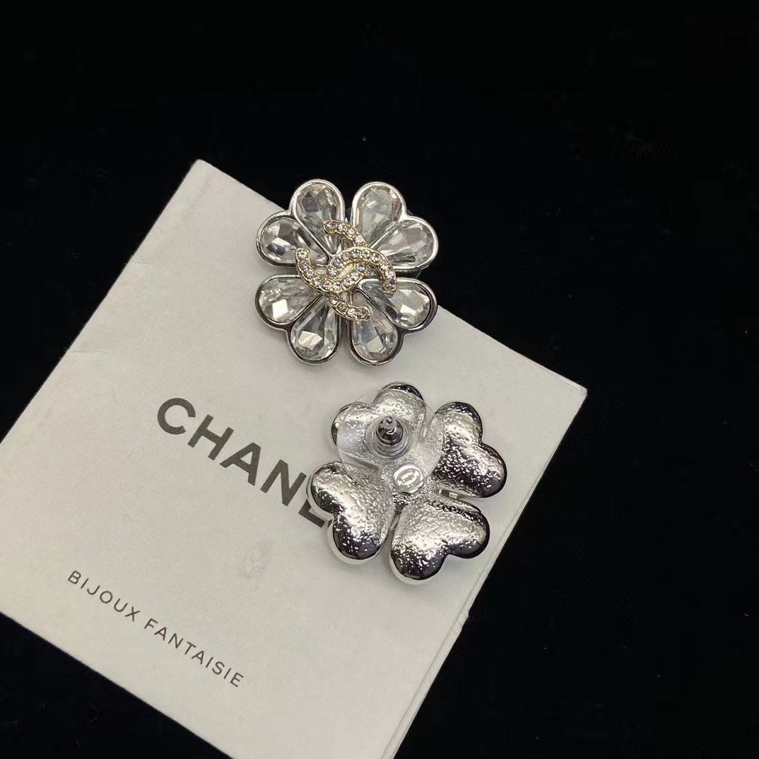 CHANE1 ダブルC 四つ葉のクローバー イヤリング【50％割引+送料無料】