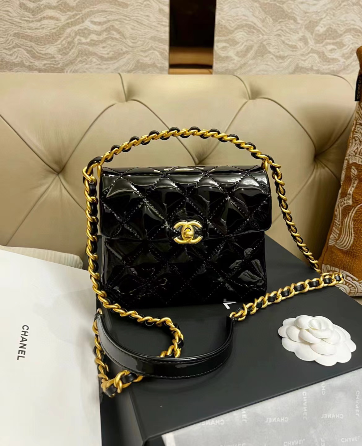 CHANE1 パテントレザー ブラック ゴールド ハンドバッグ【50％割引+送料無料】