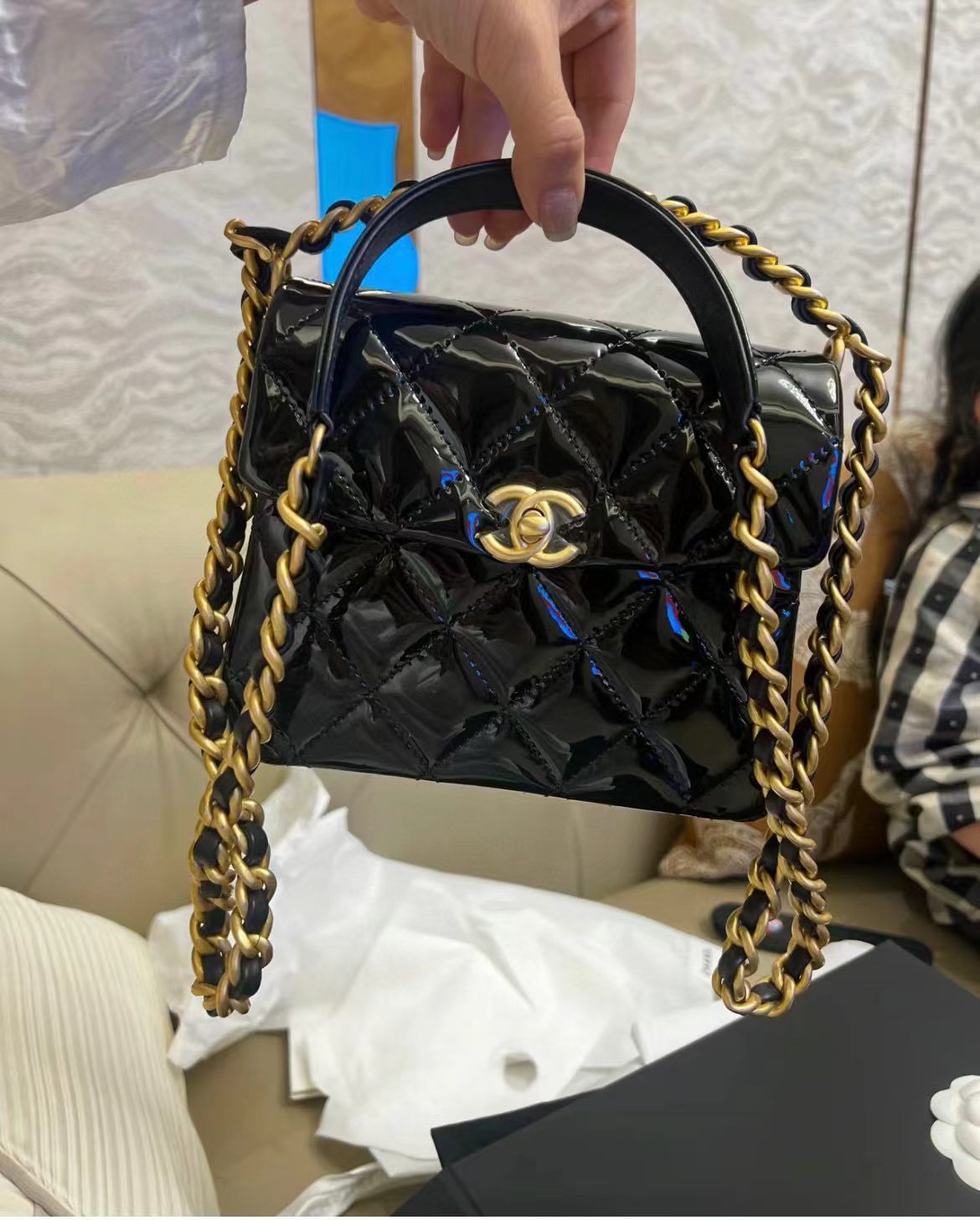 CHANE1 パテントレザー ブラック ゴールド ハンドバッグ【50％割引+送料無料】