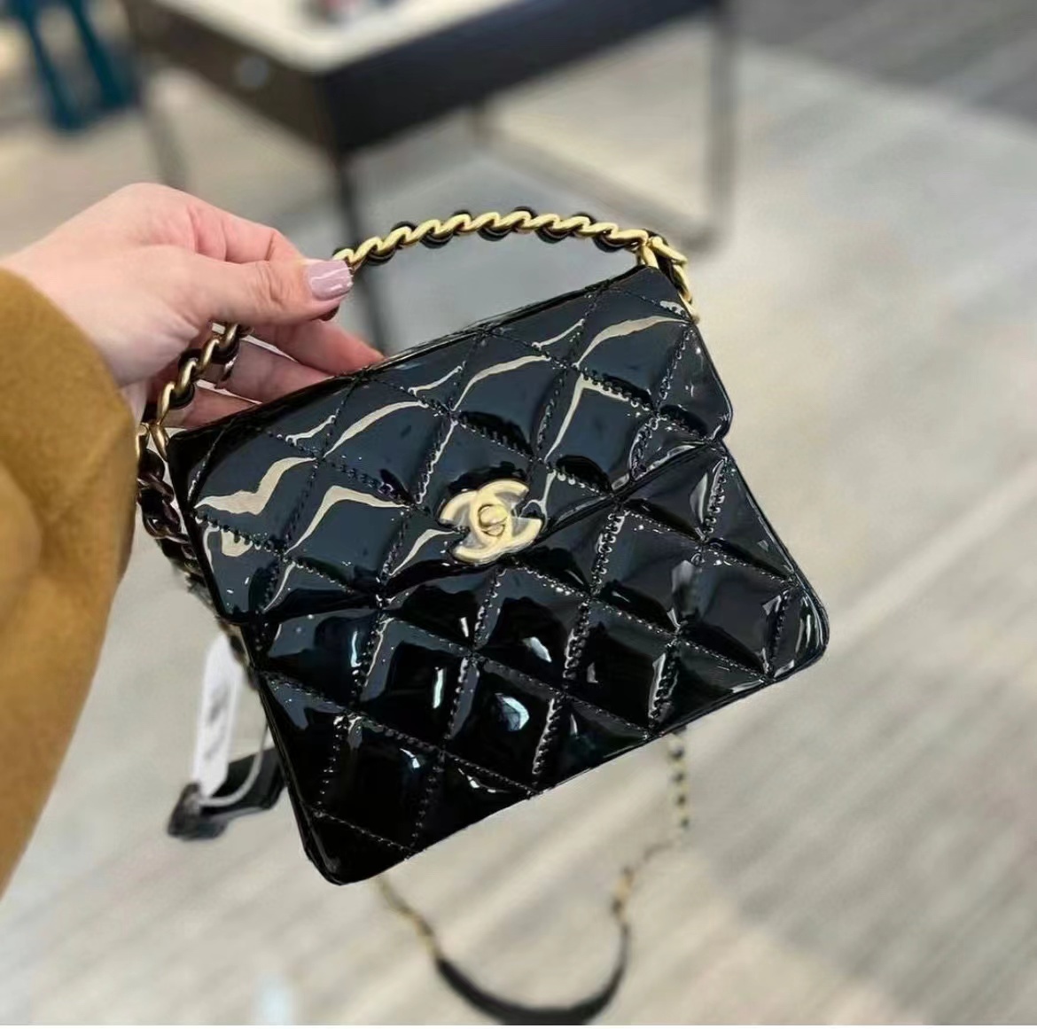 CHANE1 パテントレザー ブラック ゴールド ハンドバッグ【50％割引+送料無料】