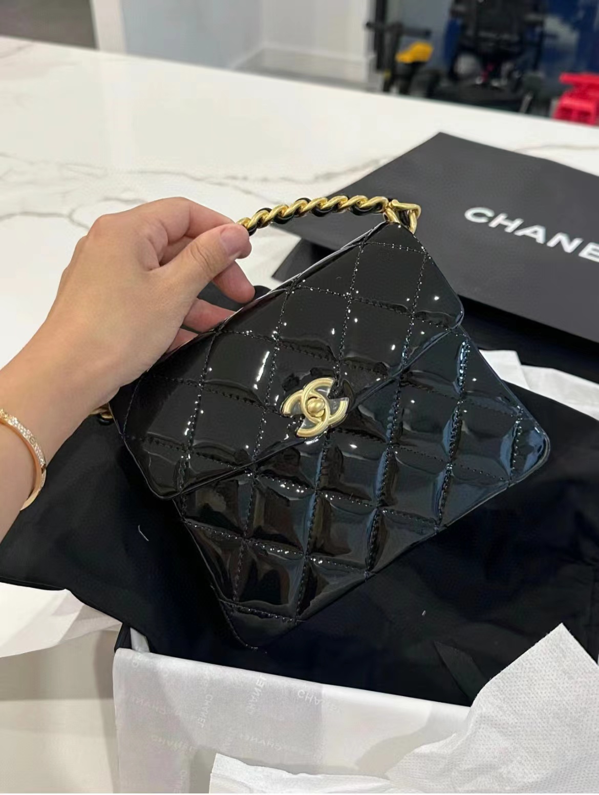 CHANE1 パテントレザー ブラック ゴールド ハンドバッグ【50％割引+送料無料】