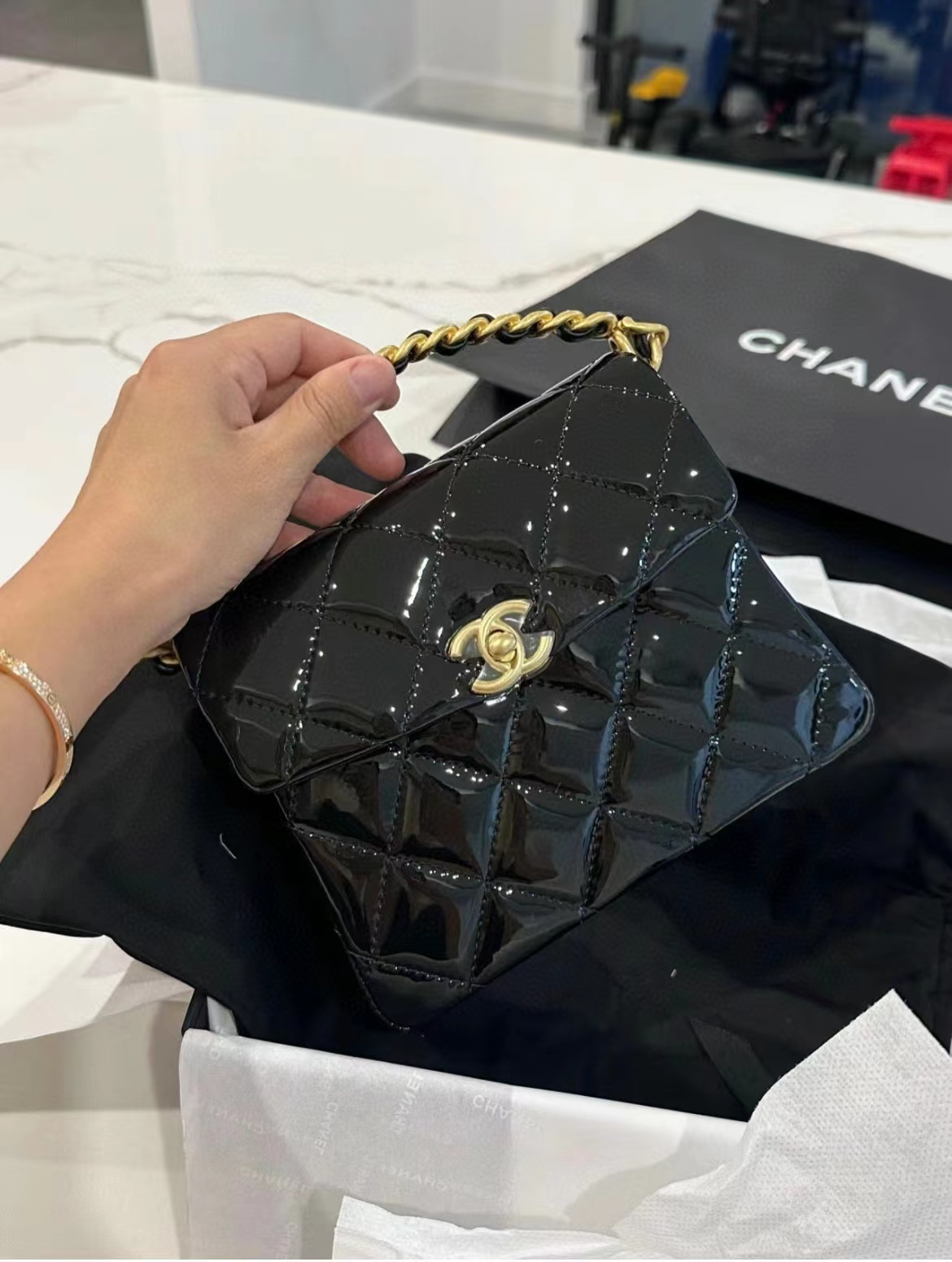 CHANE1 パテントレザー ブラック ゴールド ハンドバッグ【50％割引+送料無料】