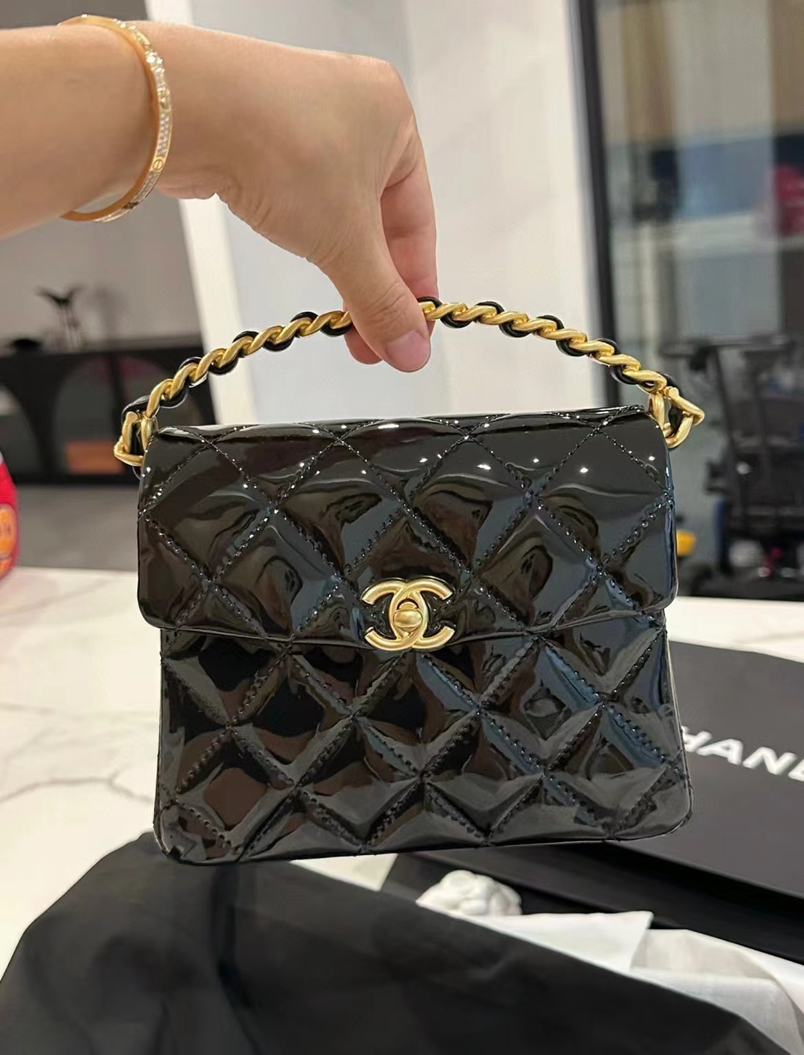 CHANE1 パテントレザー ブラック ゴールド ハンドバッグ【50％割引+送料無料】