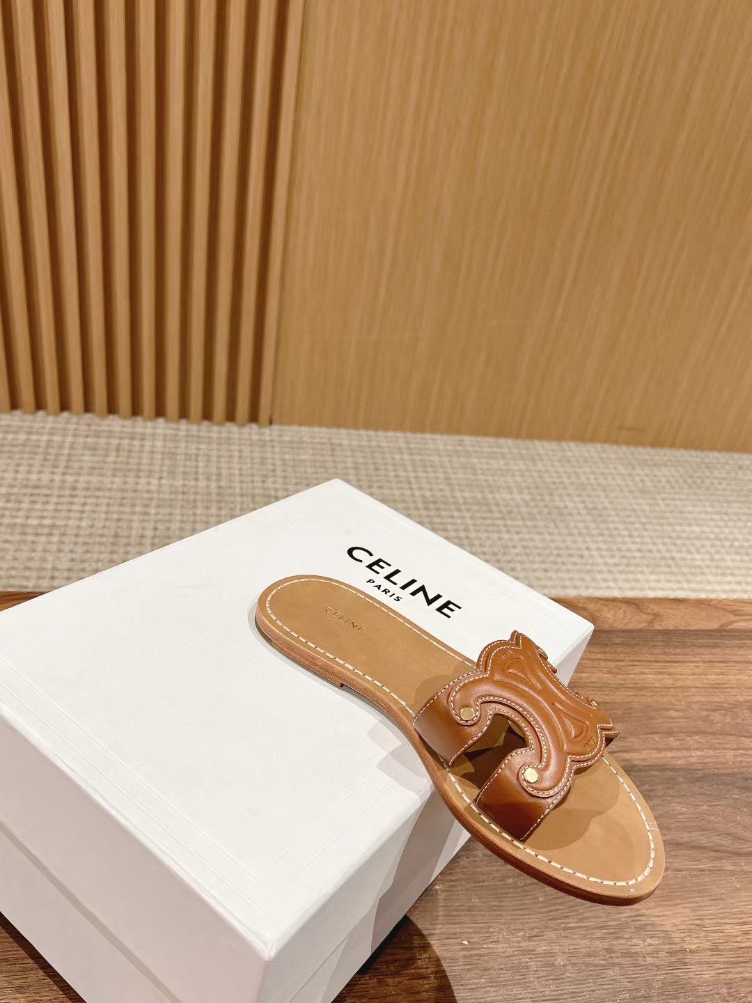 CEL1NE 高品質の凱旋門シープスキン スリッパ【50％割引+送料無料】