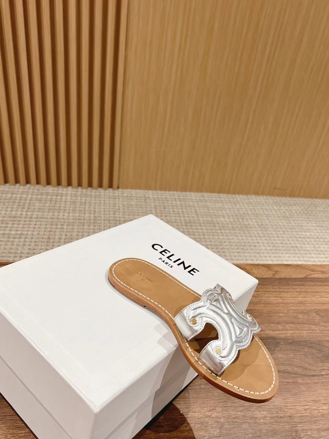 CEL1NE 高品質の凱旋門シープスキン スリッパ【50％割引+送料無料】