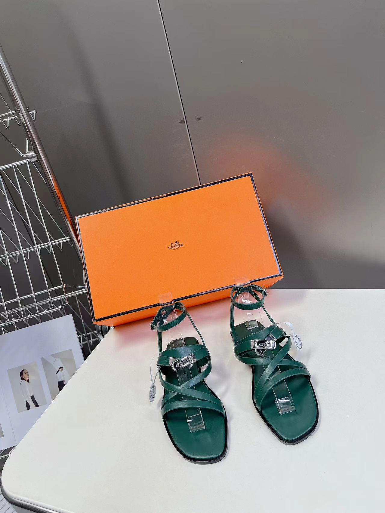 HERME5 高品質Hバックルシープスキンサンダル【50％割引+送料無料】