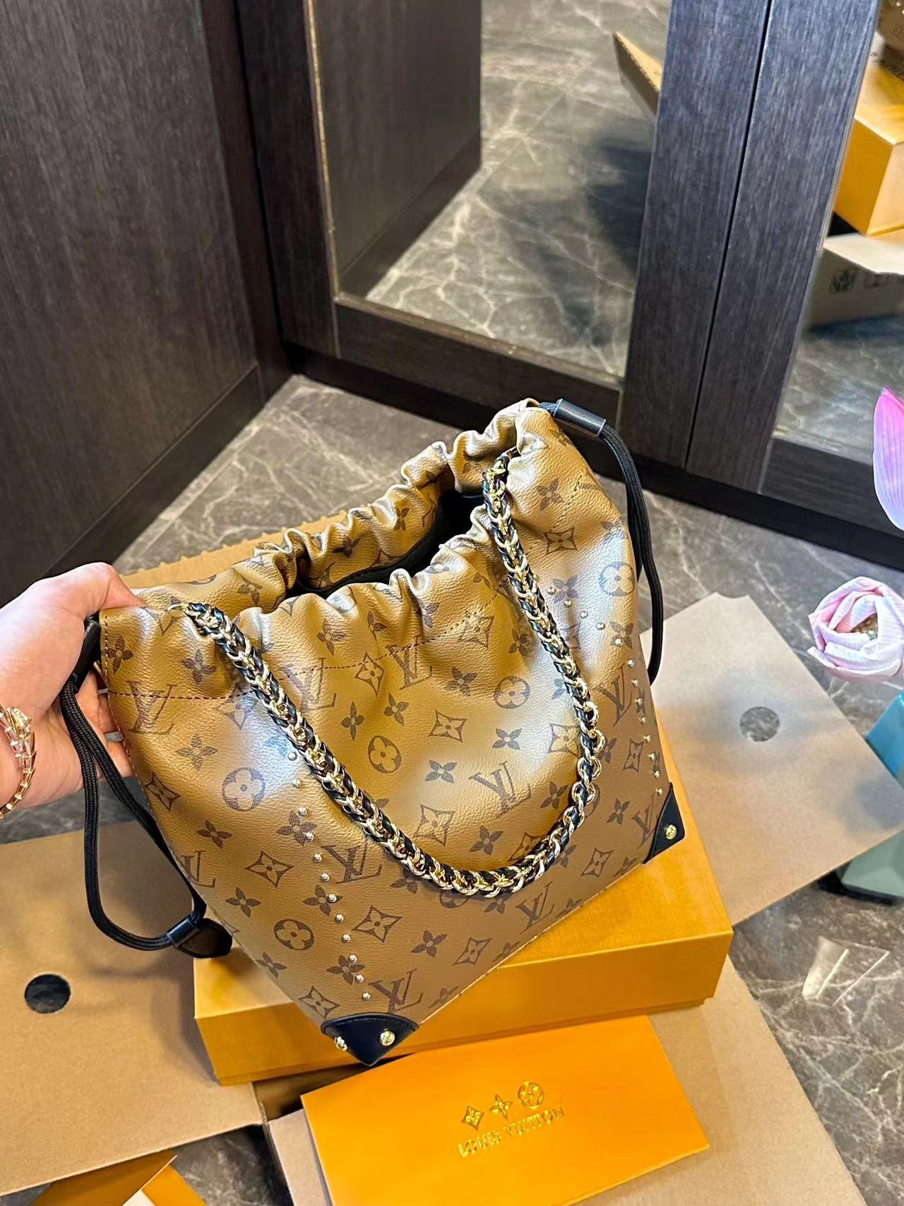 LV チェーンバケットバッグ【50％割引+送料無料】