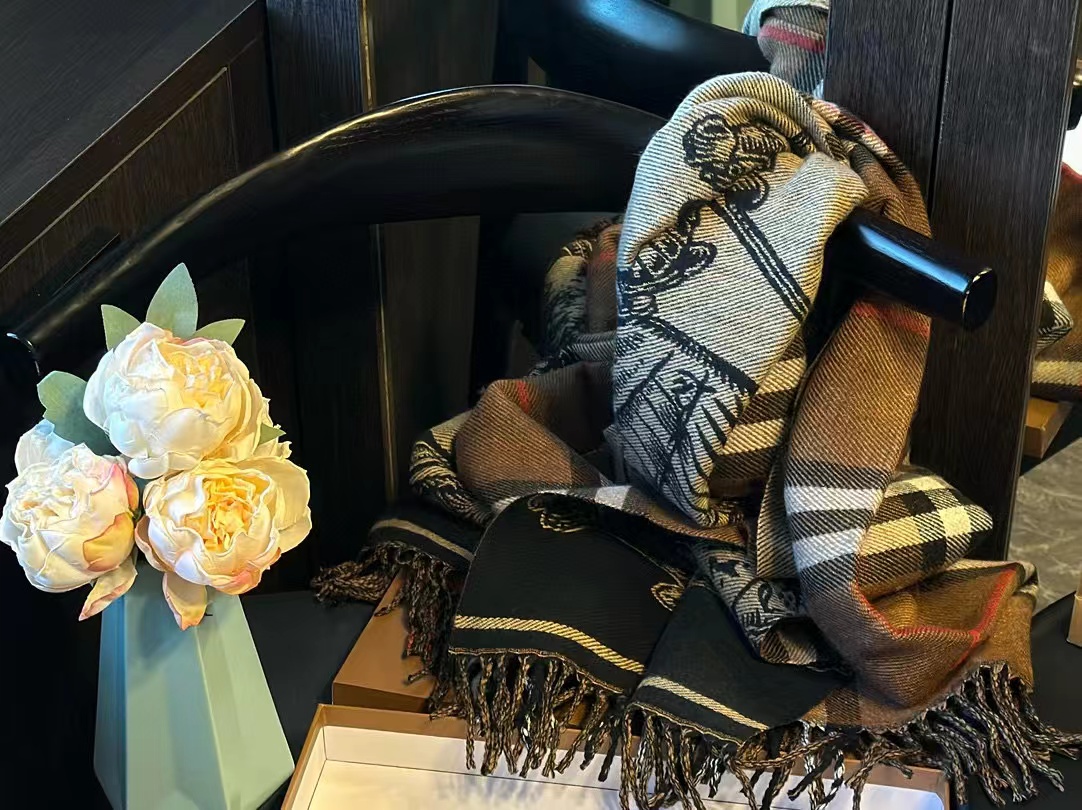 BUR8ERRY 両面カシミヤウォーホースタッセルスカーフ【50％割引+送料無料】