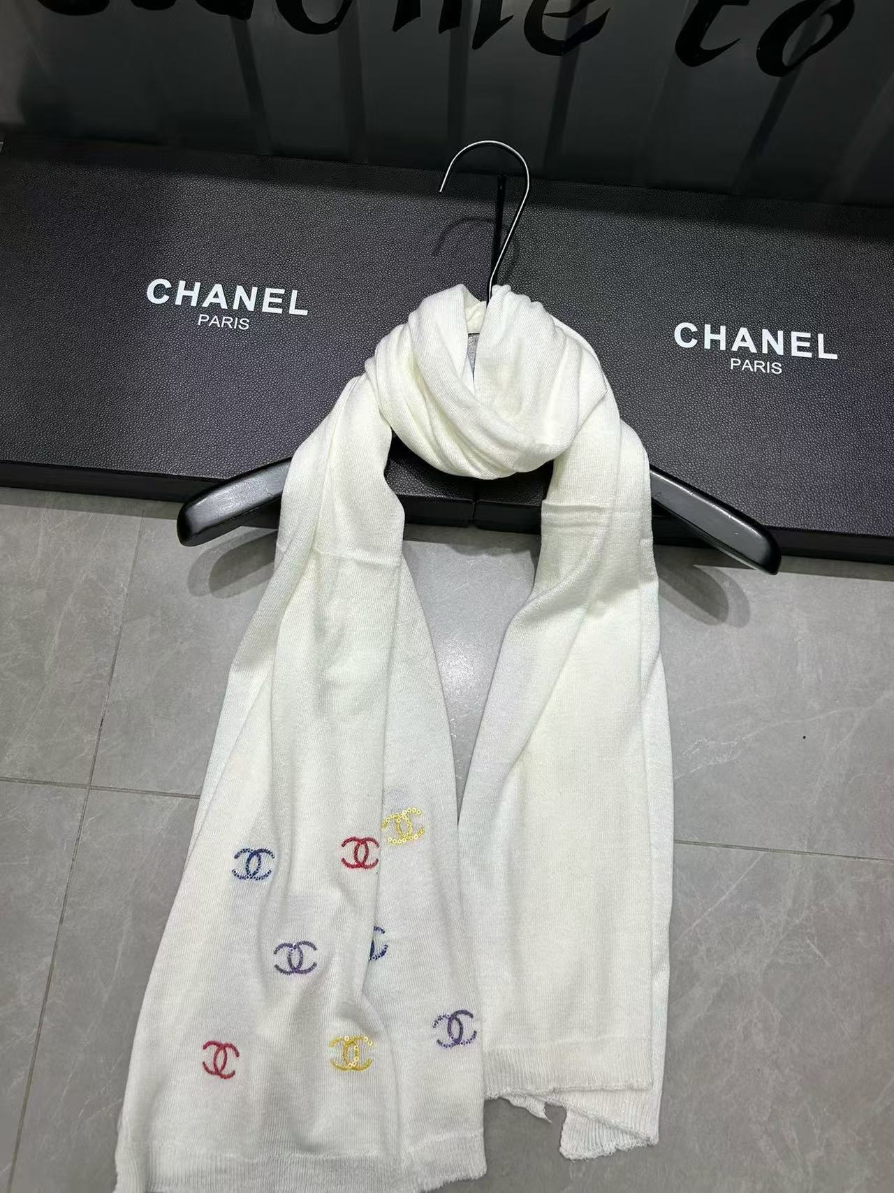 CHANE1 カラフルロゴスカーフ【50％割引+送料無料】