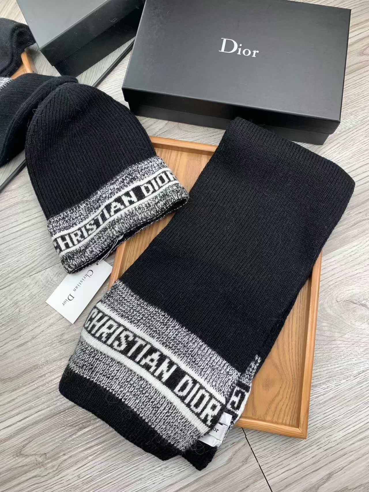 DI0Rレターウールハット+スカーフ2点セット【50％割引+送料無料】