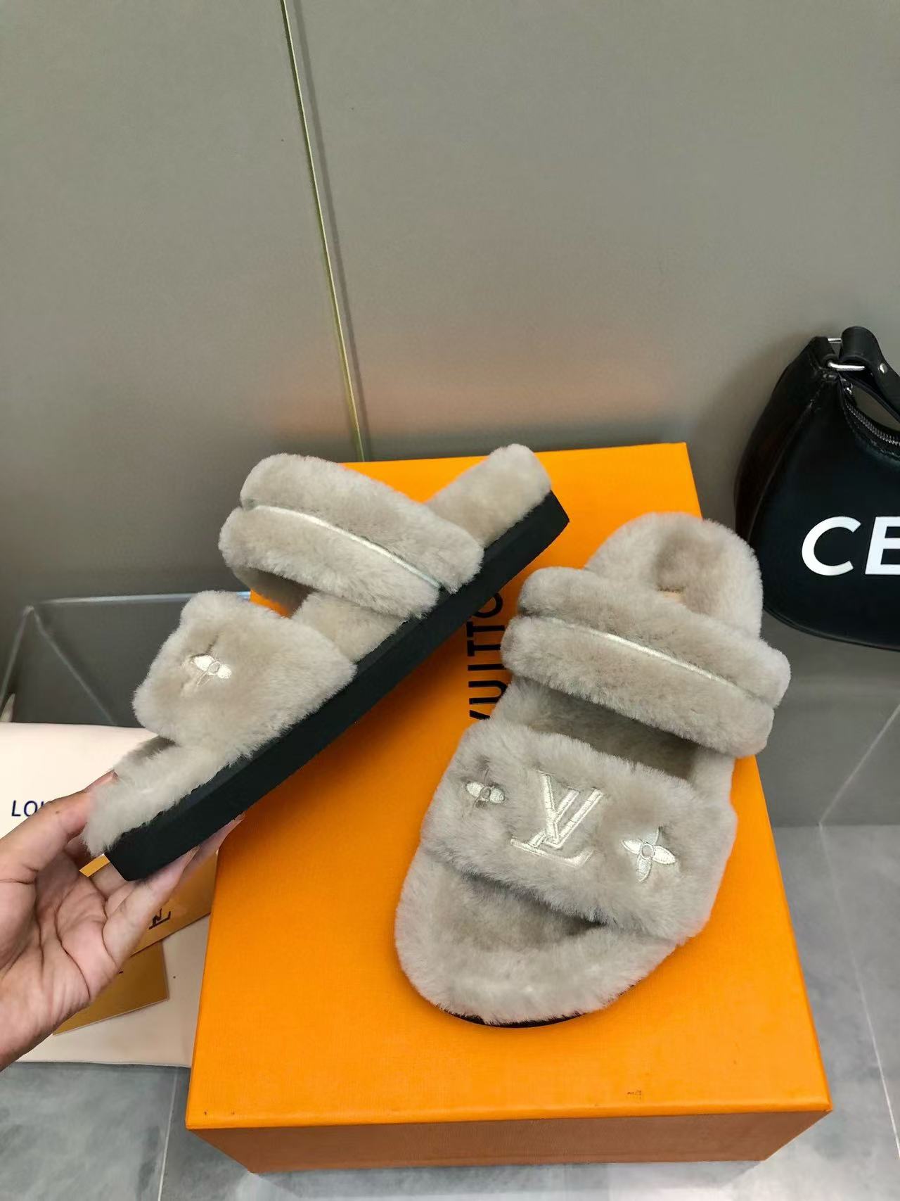 LV 高品質四つ葉のクローバーぬいぐるみスリッパ【50％割引+送料無料】