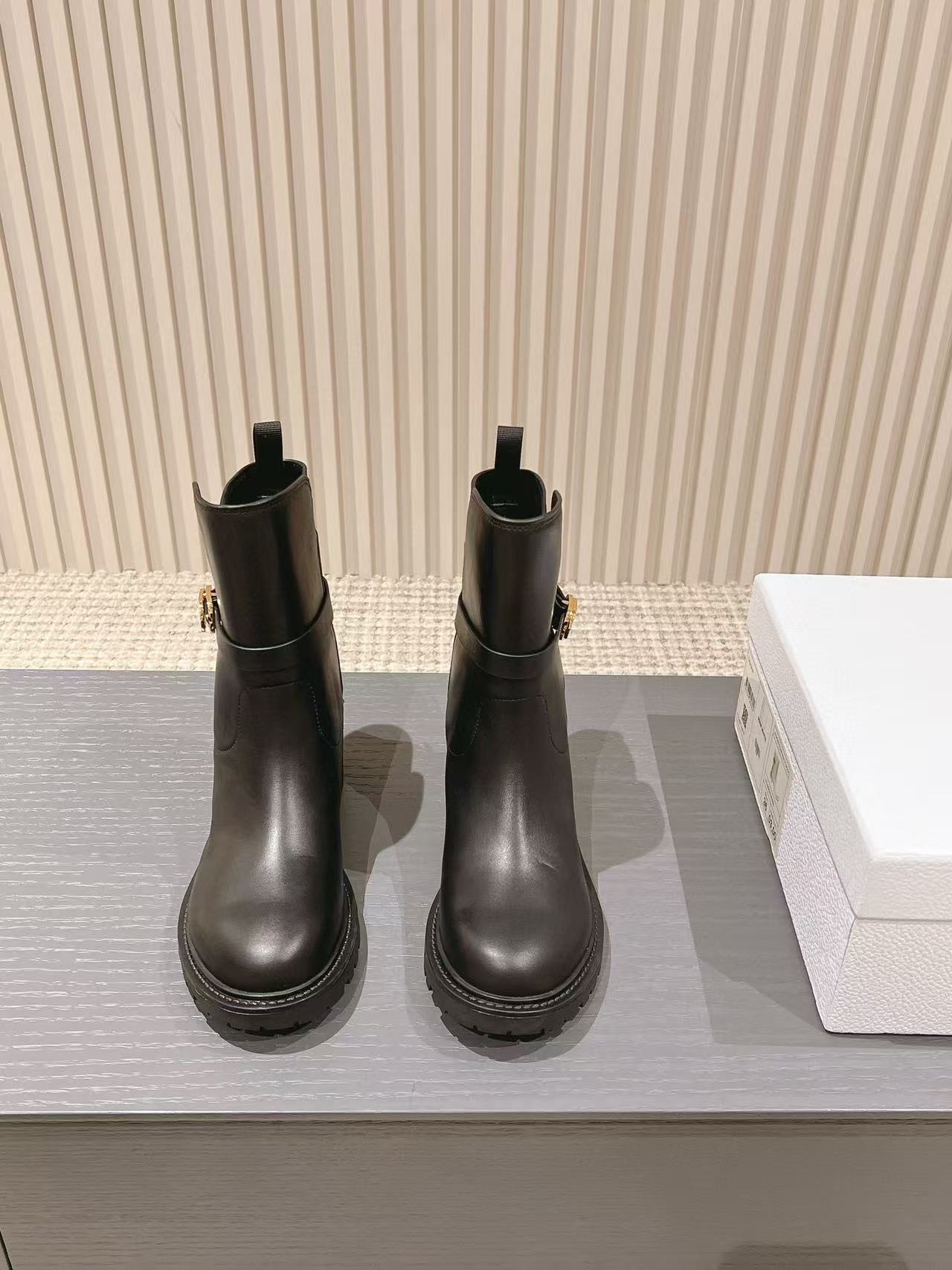 DI0R 高品質 CD 牛革ショートブーツ【50％割引+送料無料】