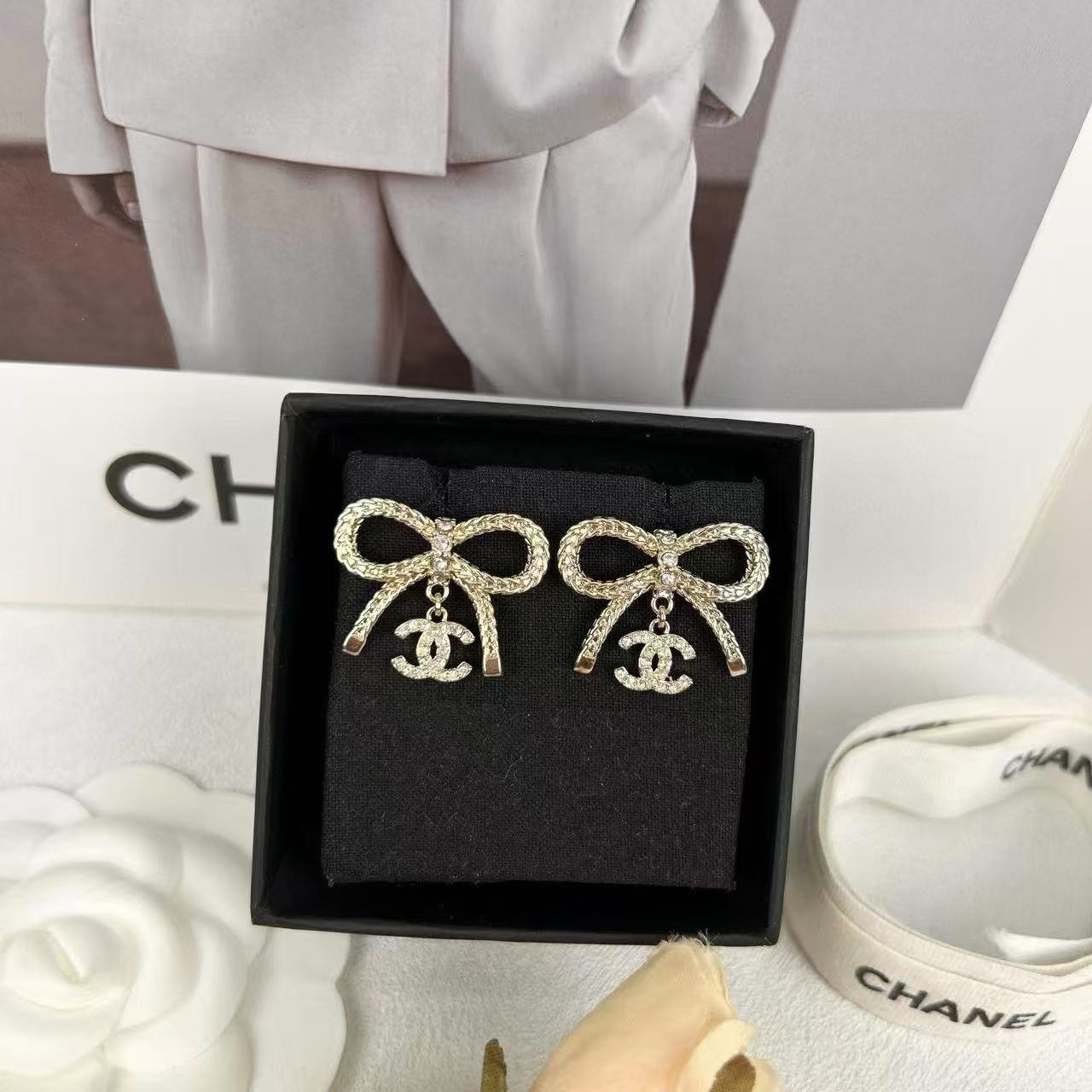 CHANE1 ボウ ライトゴールド ダブル C フル ダイヤモンド ピアス【50％割引+送料無料】