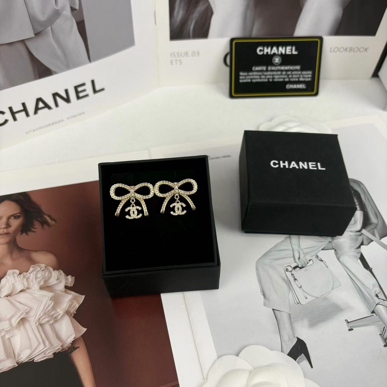 CHANE1 ボウ ライトゴールド ダブル C フル ダイヤモンド ピアス【50％割引+送料無料】