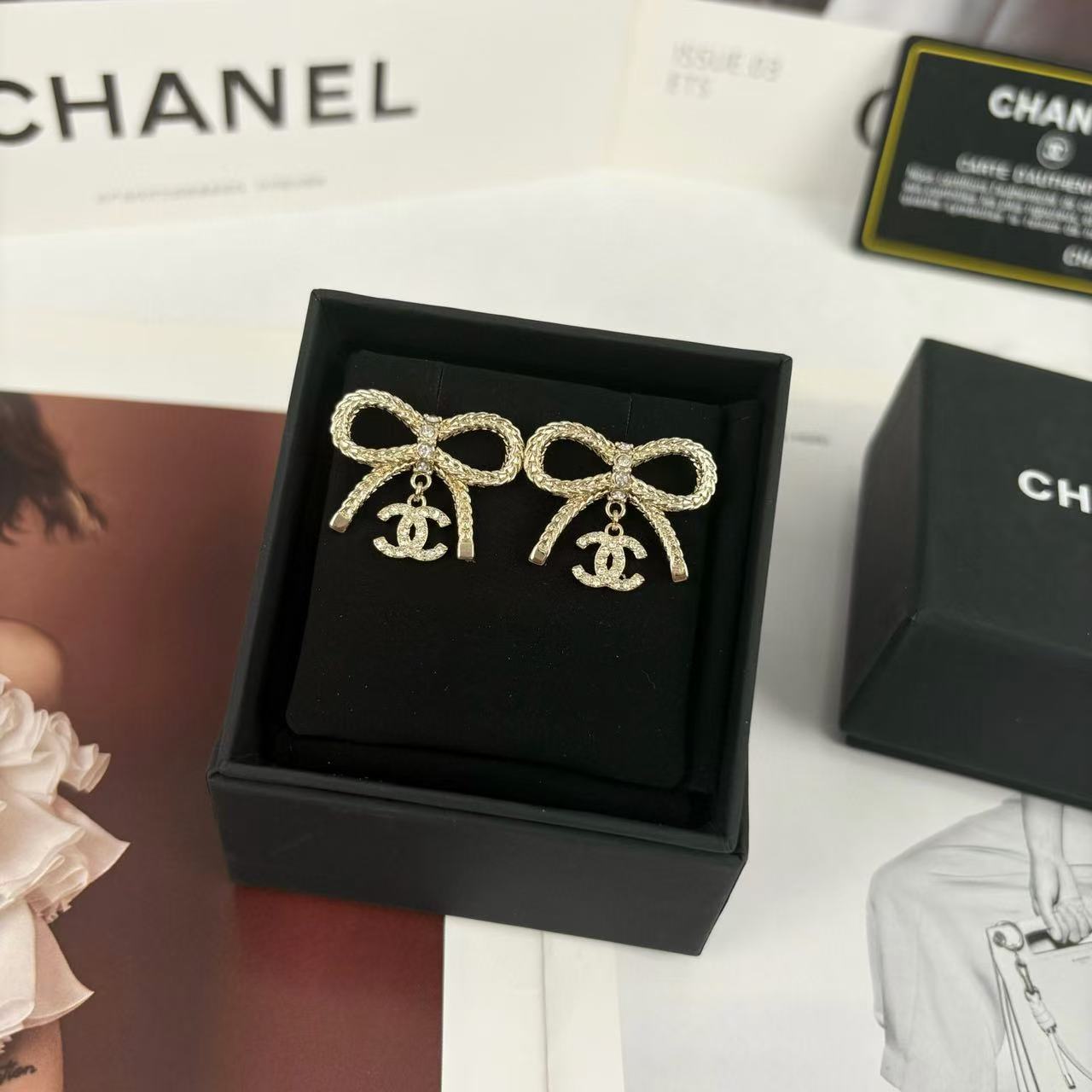 CHANE1 ボウ ライトゴールド ダブル C フル ダイヤモンド ピアス【50％割引+送料無料】