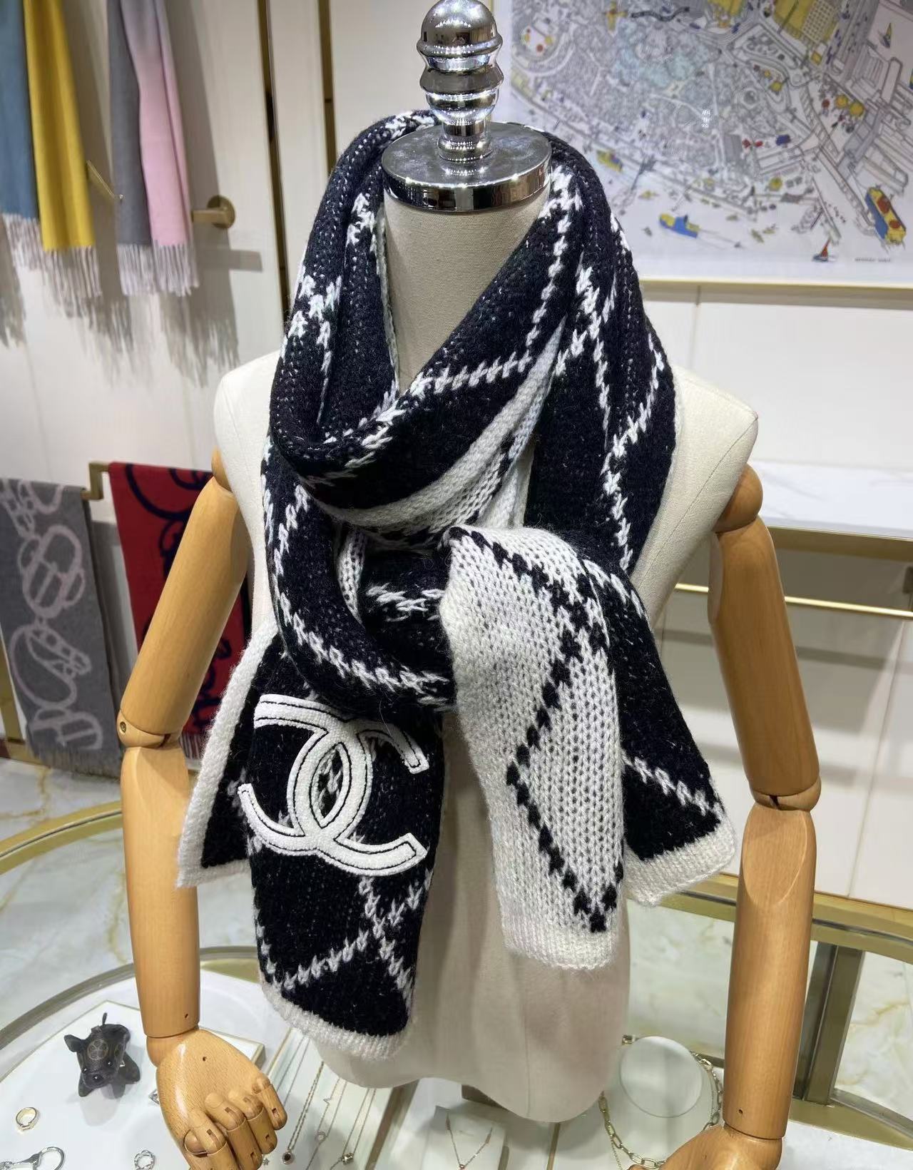 CHANE1 大きなロゴ白黒配色ウールスカーフ【50％割引+送料無料】