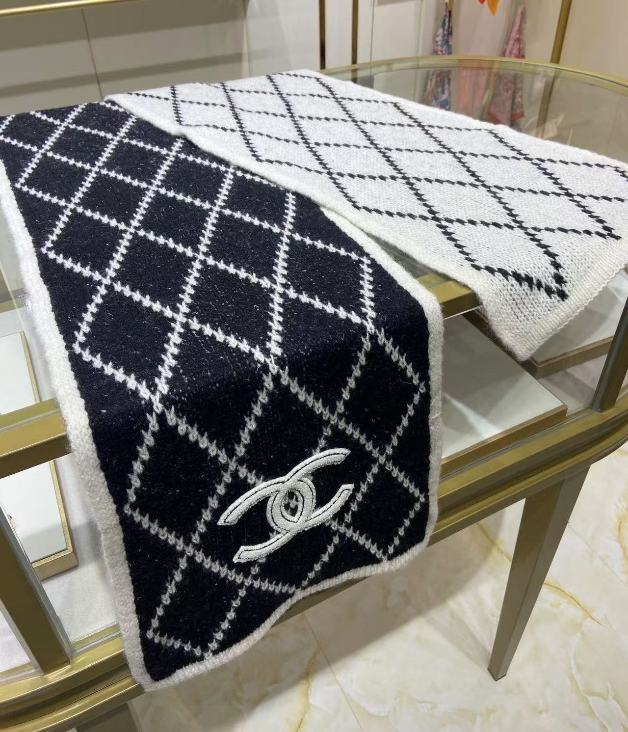 CHANE1 大きなロゴ白黒配色ウールスカーフ【50％割引+送料無料】