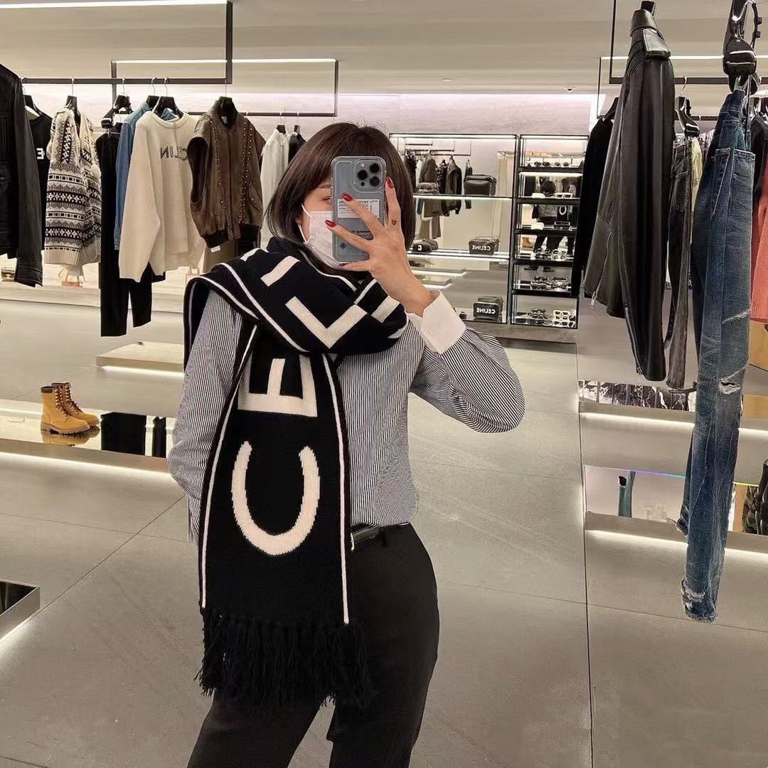 CEL1NE レタータッセル ウールスカーフ【50％割引+送料無料】