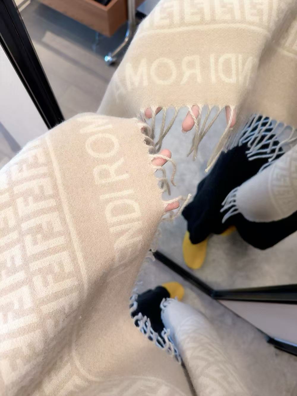 FEND1 タッセルカシミヤスカーフ【50％割引+送料無料】