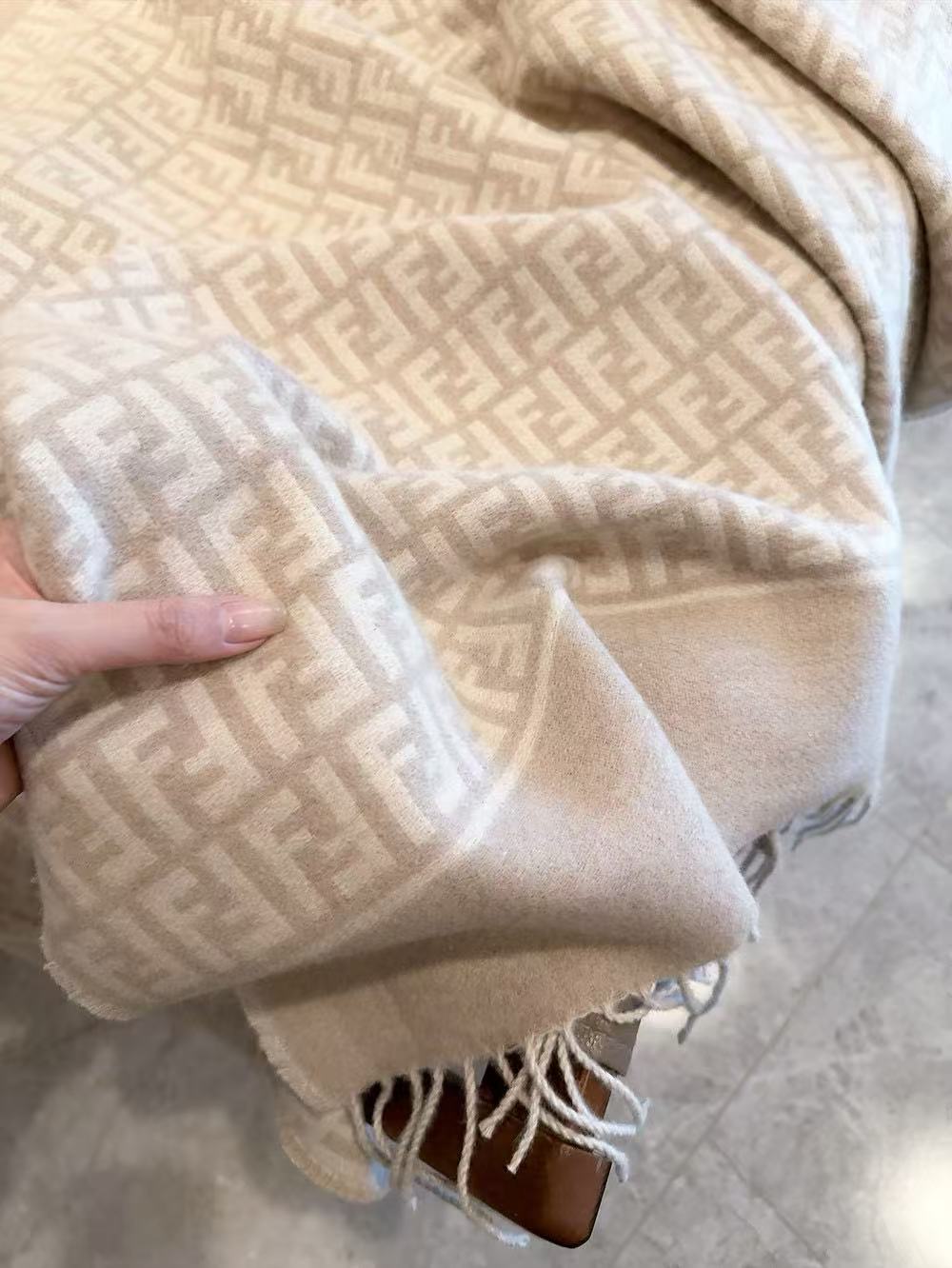 FEND1 タッセルカシミヤスカーフ【50％割引+送料無料】