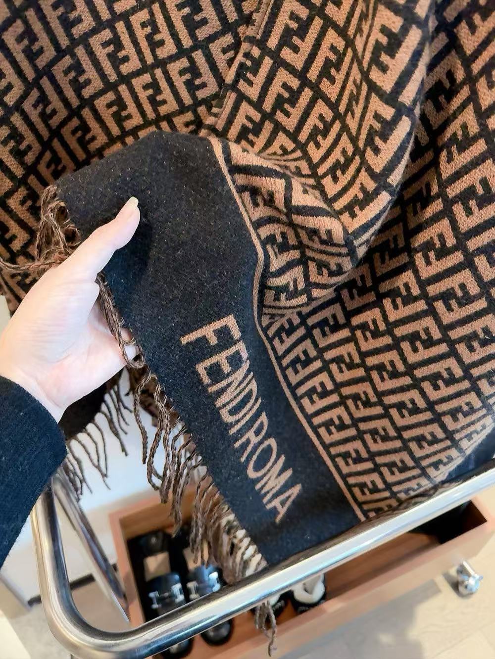 FEND1 タッセルカシミヤスカーフ【50％割引+送料無料】