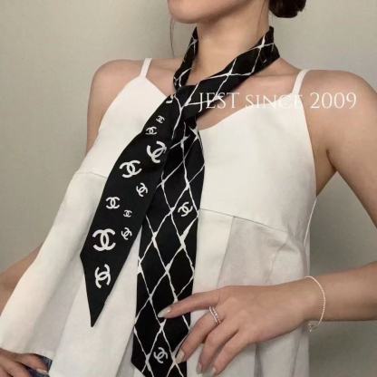 CHANE1 ダブル C ロゴ 黒と白のシルク スカーフ【50％割引+送料無料】
