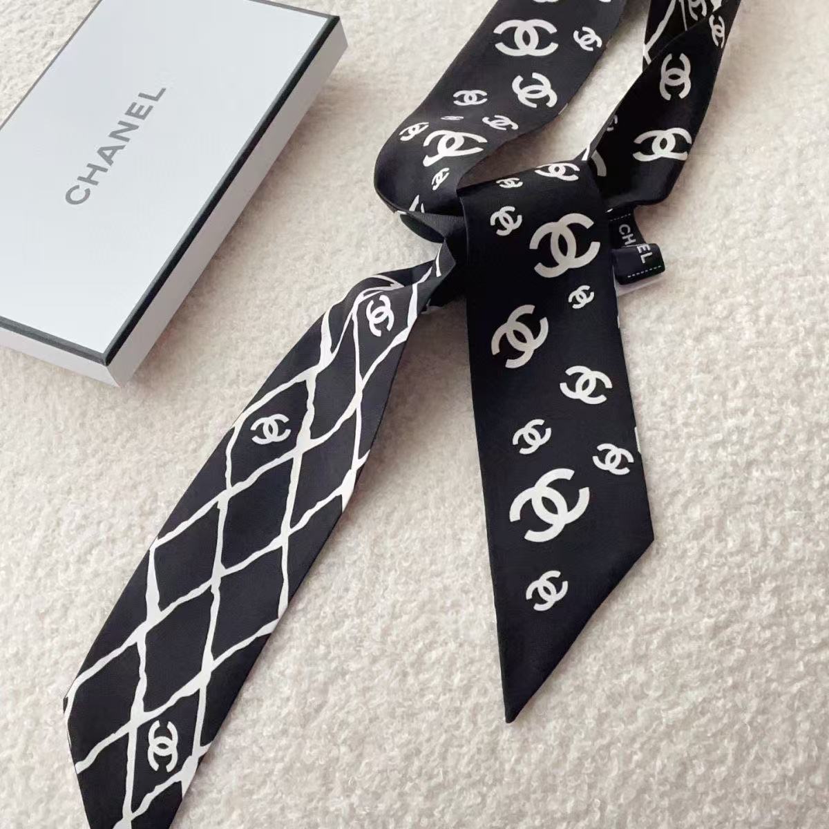 CHANE1 ダブル C ロゴ 黒と白のシルク スカーフ【50％割引+送料無料】