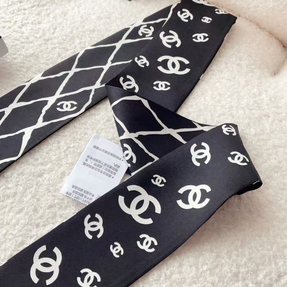 CHANE1 ダブル C ロゴ 黒と白のシルク スカーフ【50％割引+送料無料】