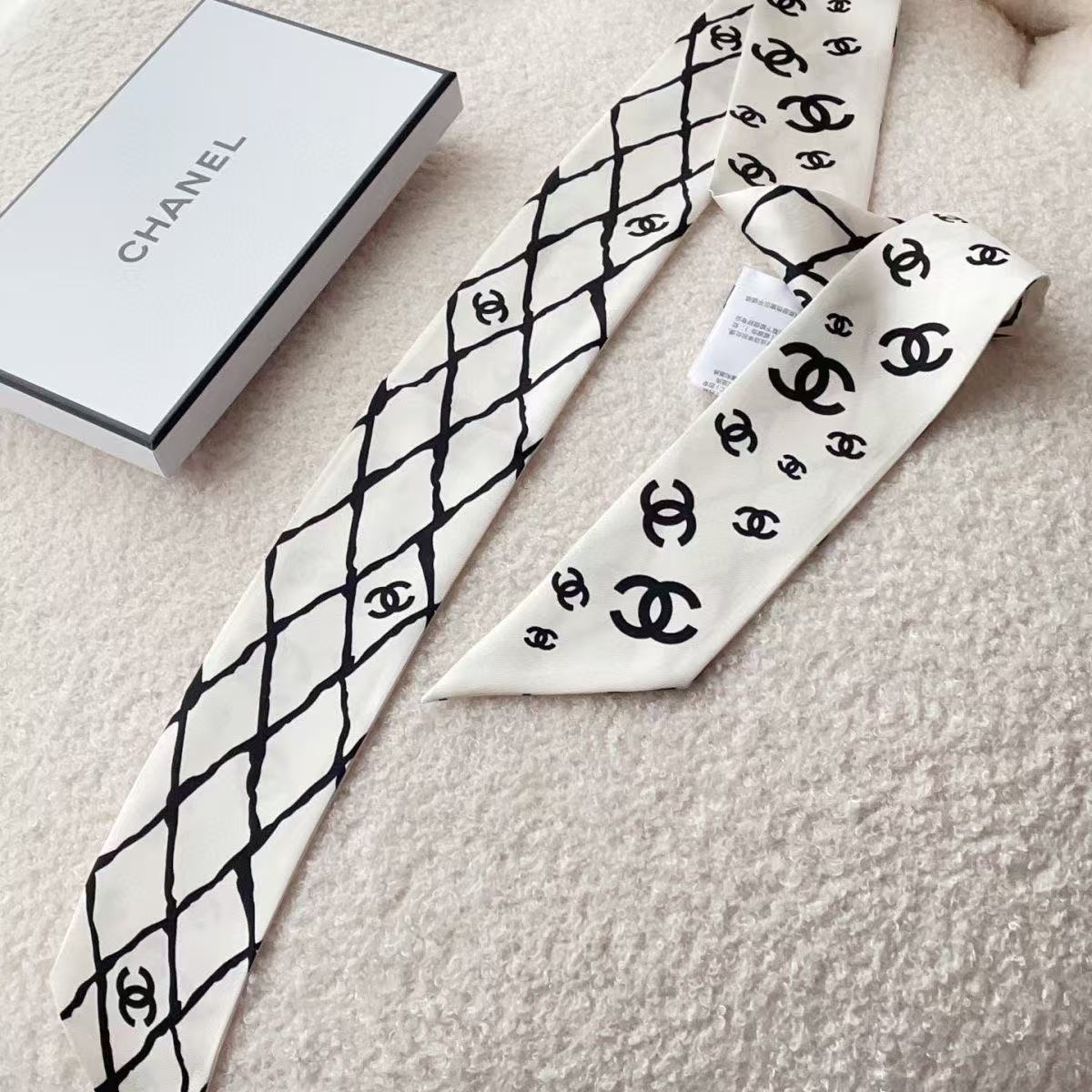 CHANE1 ダブル C ロゴ 黒と白のシルク スカーフ【50％割引+送料無料】
