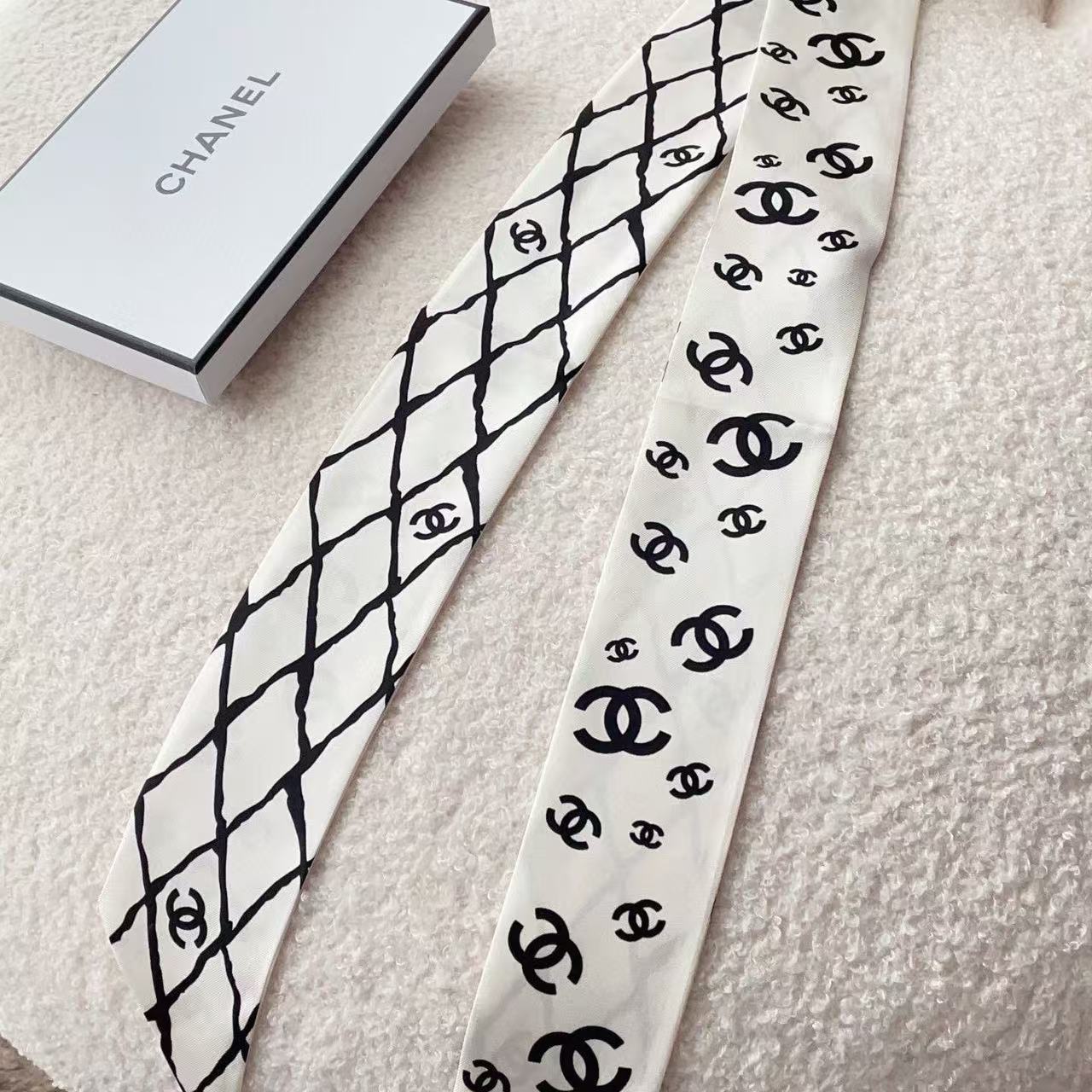 CHANE1 ダブル C ロゴ 黒と白のシルク スカーフ【50％割引+送料無料】